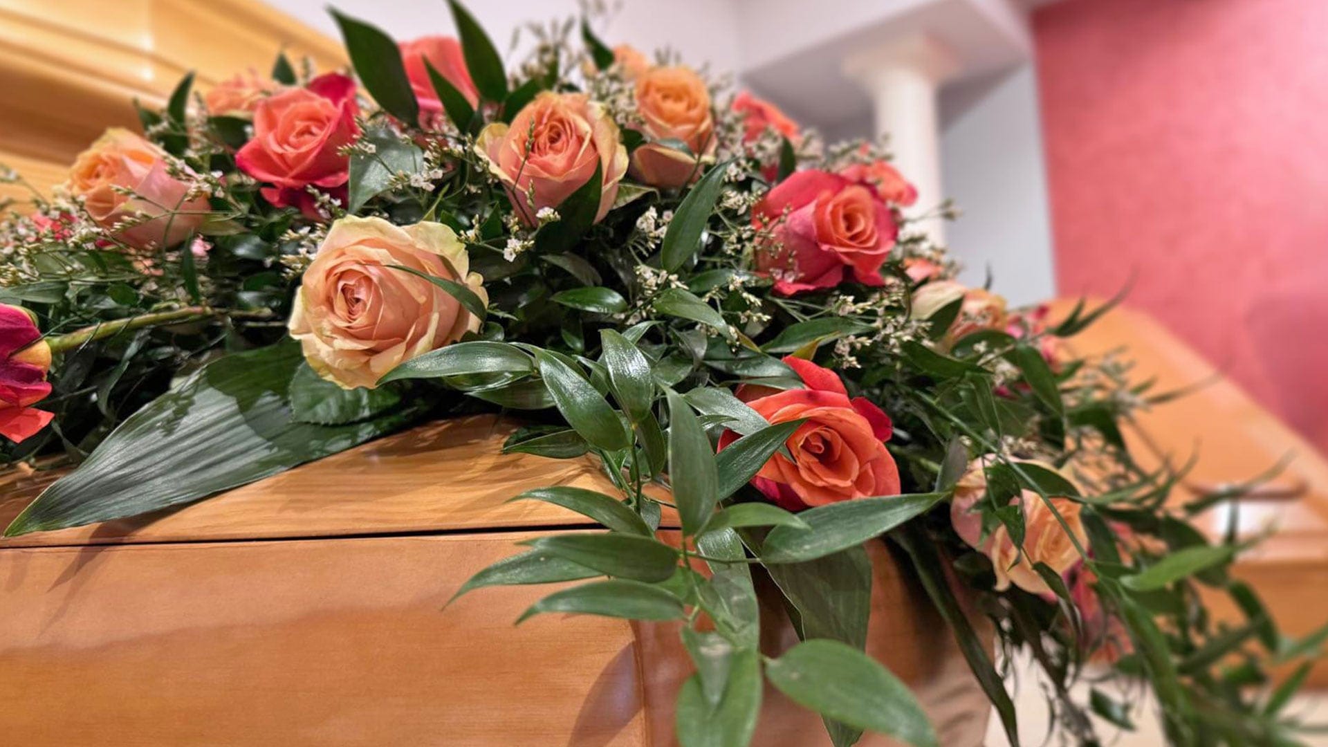 Mazzo di rose su una bara