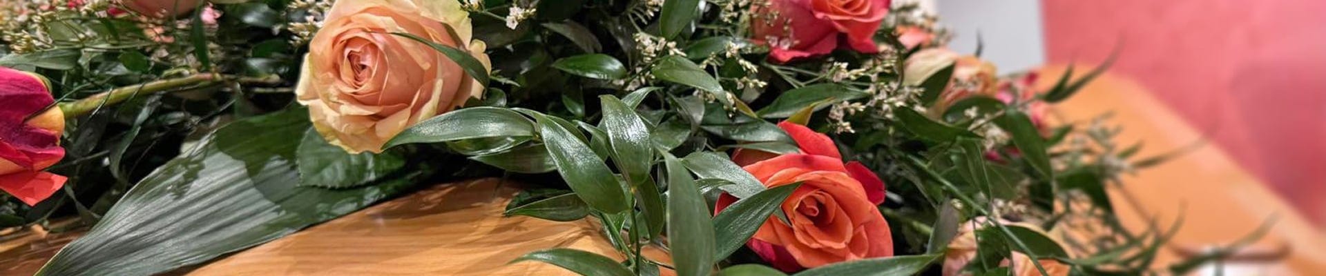 Mazzo di rose su una bara