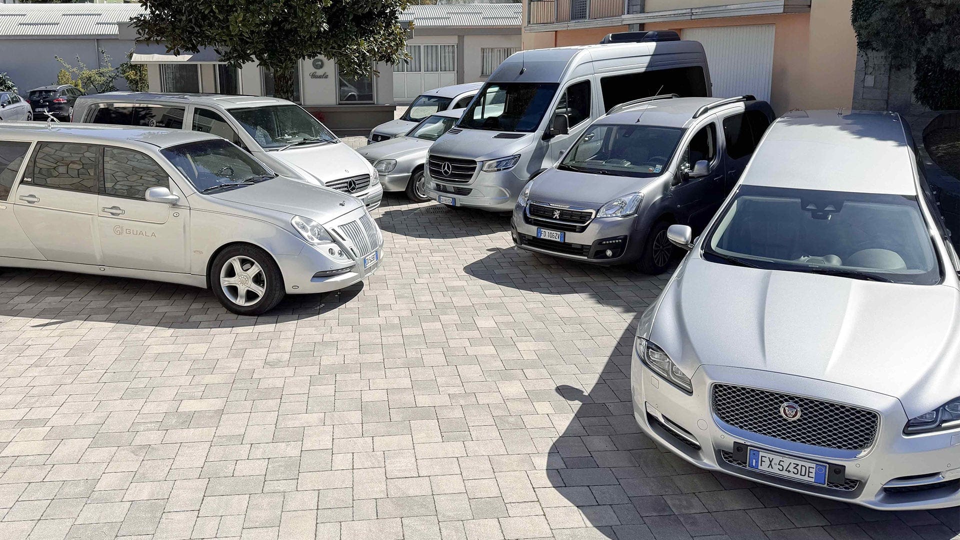 parcheggio con mezzi funebri in cortile